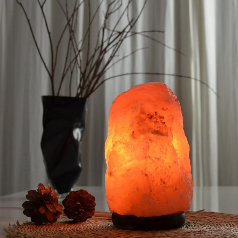 Une lampe de sel de l'Himalaya brut pour décorer vos intérieurs et profiter  des bienfaits des lampes de sel (purifier l'air avec le sel, bien-être…).